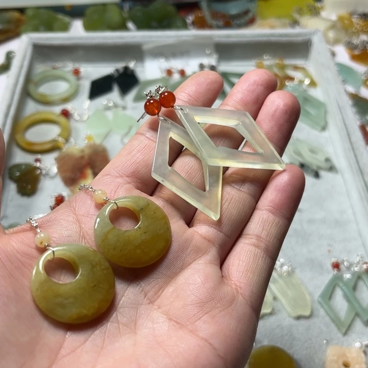 蛇纹石玉合金耳饰