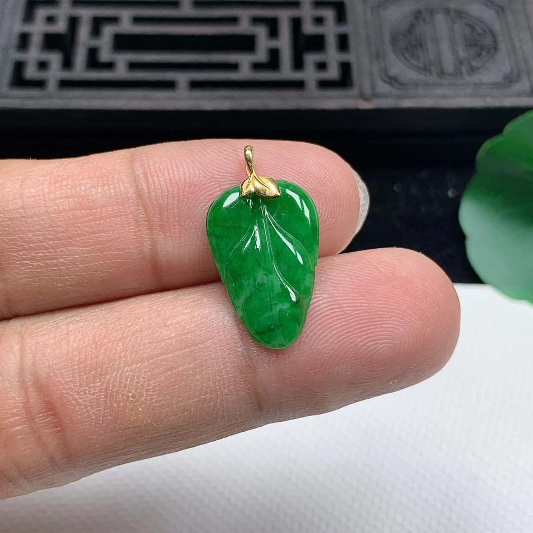 缅甸天然翡翠A货18K金扣精美飘绿叶子小吊坠尺寸19*12.5*1.7mm