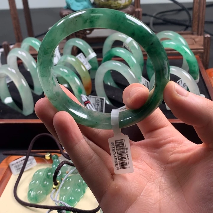 石英质玉（非洲翠）未镶嵌颈饰