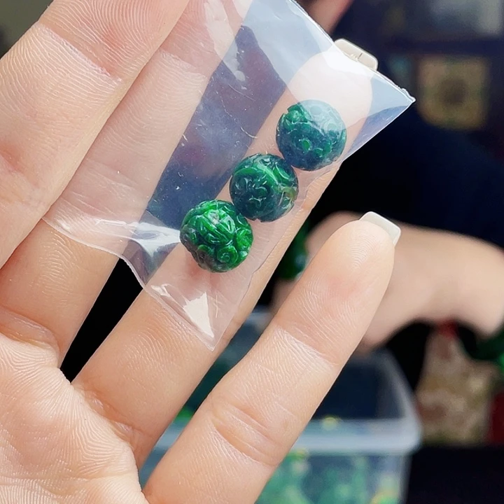 翡翠未镶嵌颈饰多样性