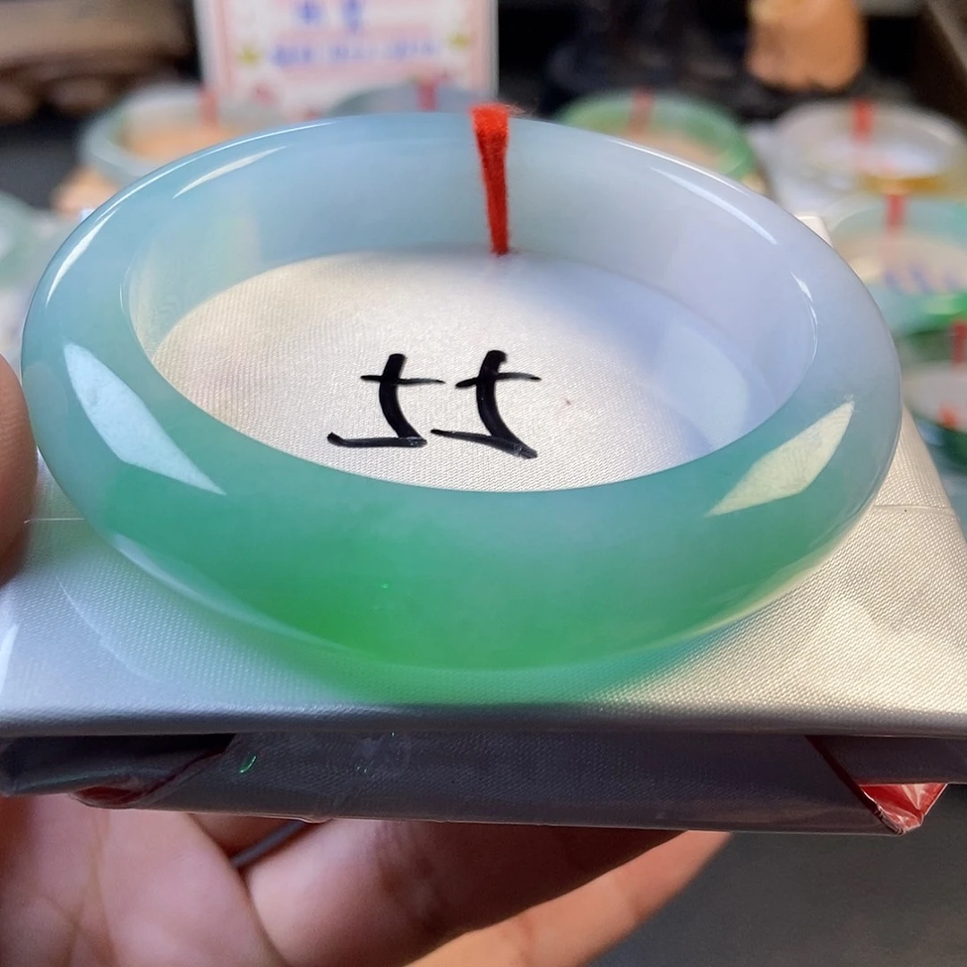 翡翠未镶嵌手镯36半山水白底青