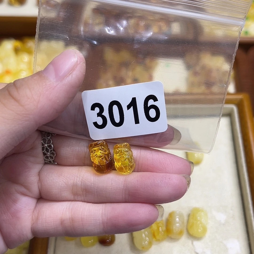 琥珀未镶嵌颈饰蜜蜡