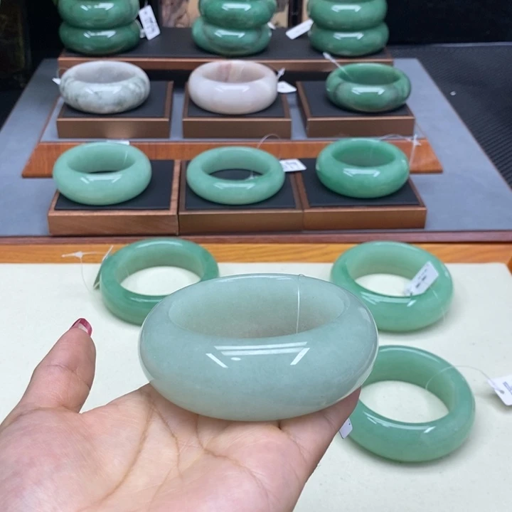 乡***。石英质玉未镶嵌手镯