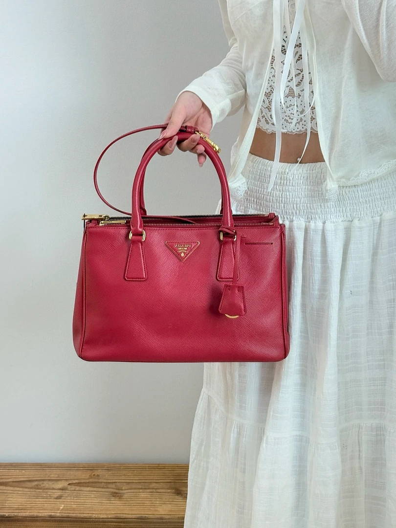 95新 Prada/普拉达 prada 玫粉色杀手手提斜挎包(K)