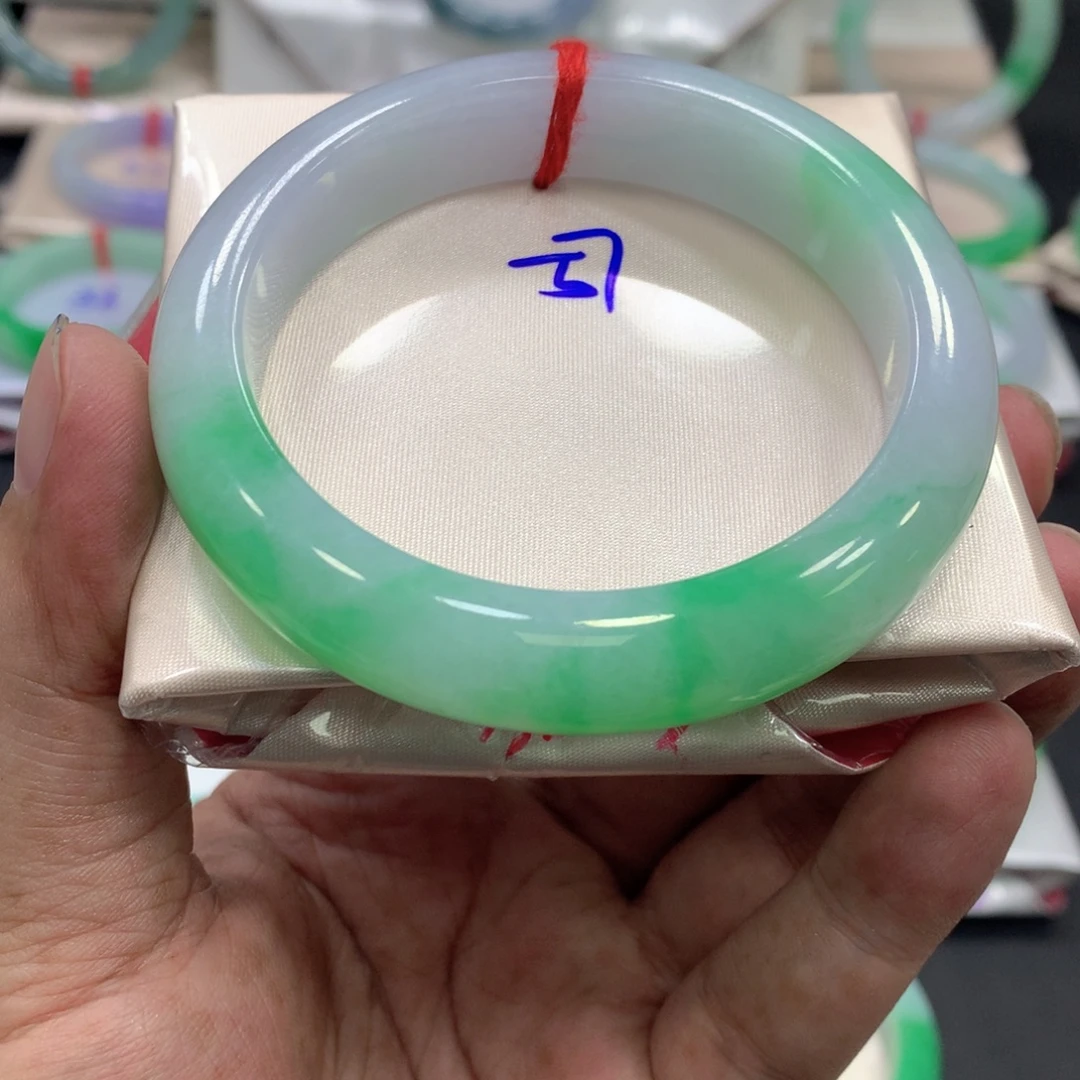 翡翠手镯未镶嵌翡翠