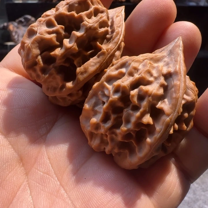 吊坠文玩核桃m****。鸡心纯野生红皮