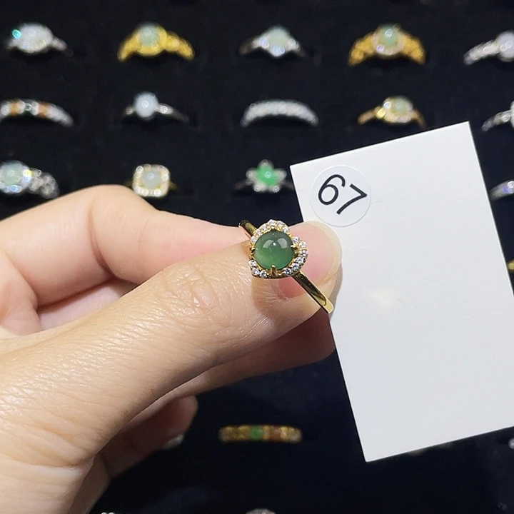 翡翠未镶嵌颈饰戒指