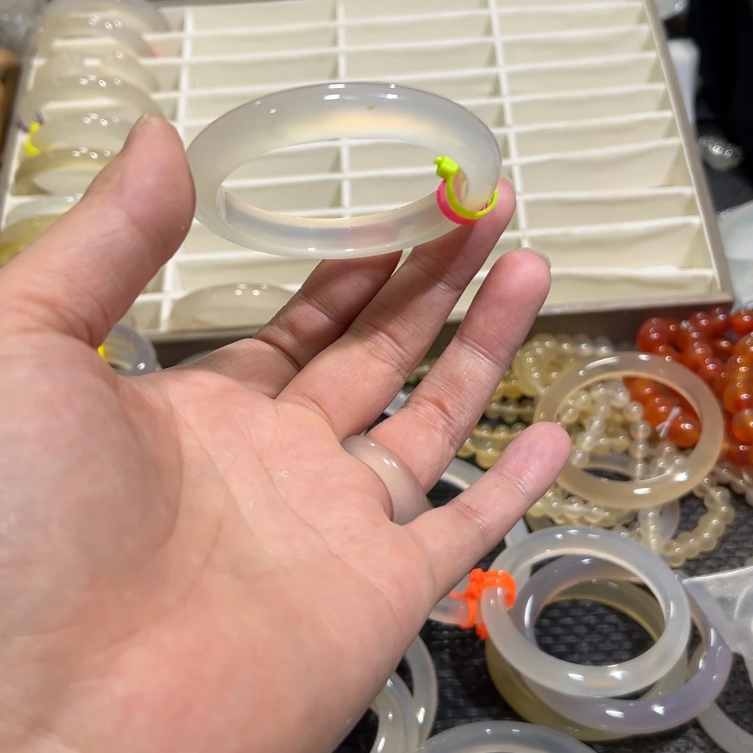 玛瑙/玉髓未镶嵌手镯55圈有包容2.2