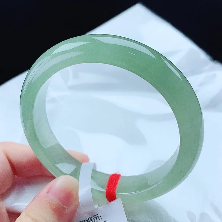 翡翠手镯未镶嵌55圈