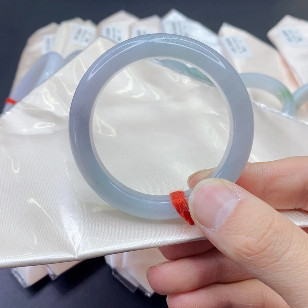 翡翠手镯未镶嵌翡翠