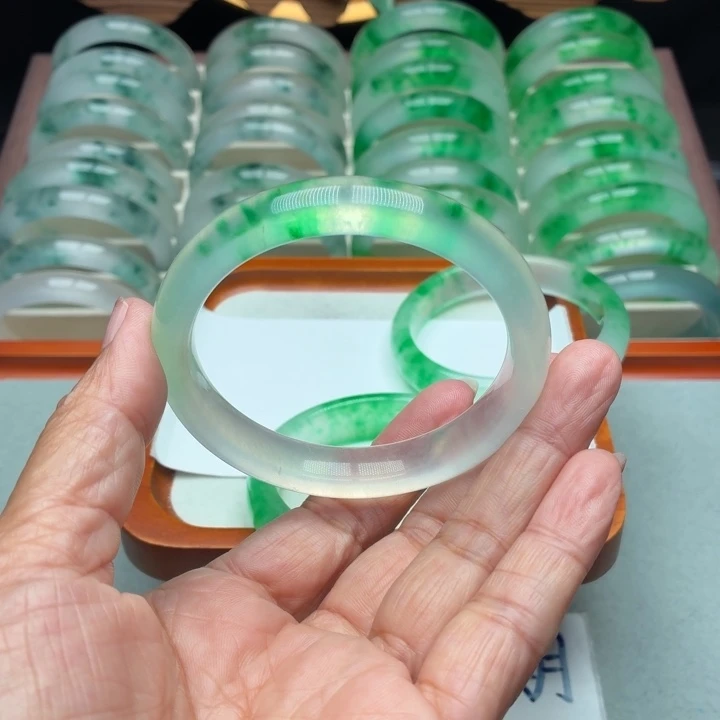 时***L石英质玉未镶嵌手镯