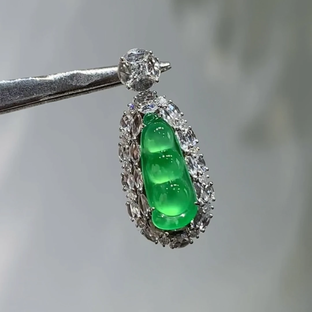 翡翠豆子，木那炸光阳绿福豆 18k金镶嵌