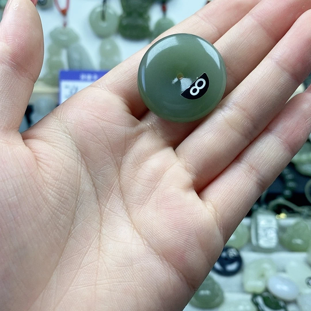 和田玉未镶嵌颈饰平安扣