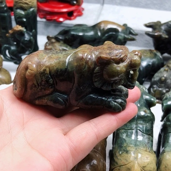岫岩河磨玉（透闪石质玉）把件未镶嵌东**人