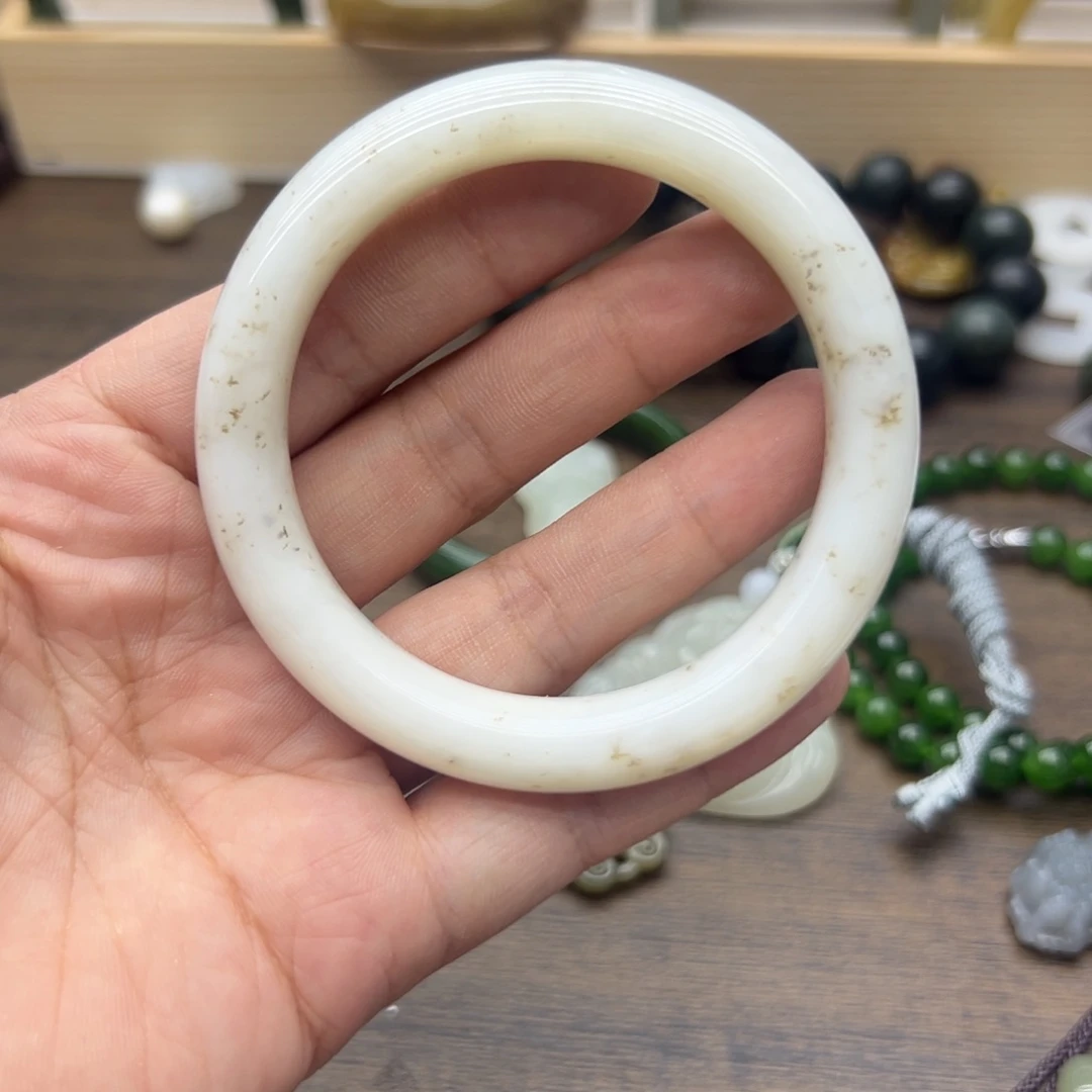 和田玉手镯未镶嵌58圈围688瑕