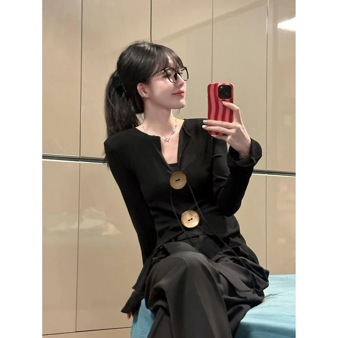 T恤女2025早秋新款气质纯欲辣妹V领设计感修身显瘦黑色长袖上衣