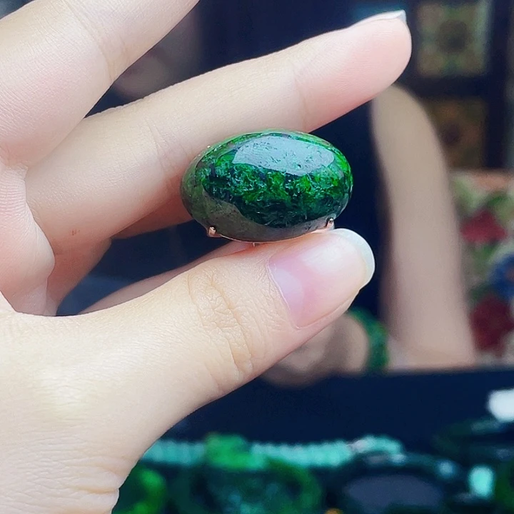 翡翠未镶嵌颈饰多样性