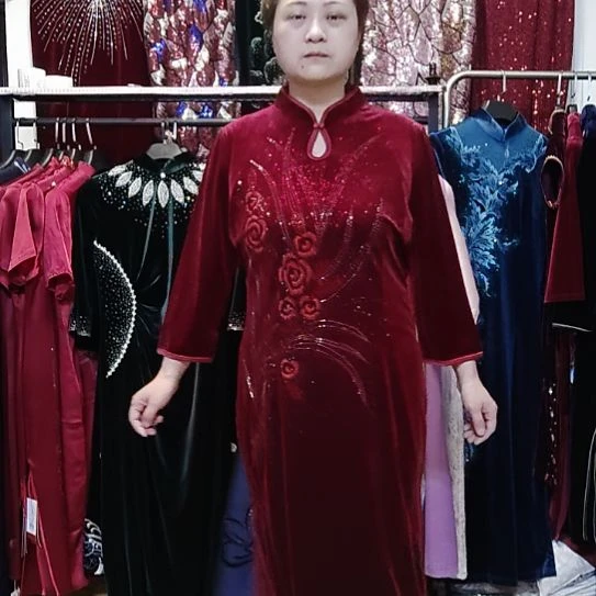 酒红色金丝绒水滴领镂空长款重工旗袍3x