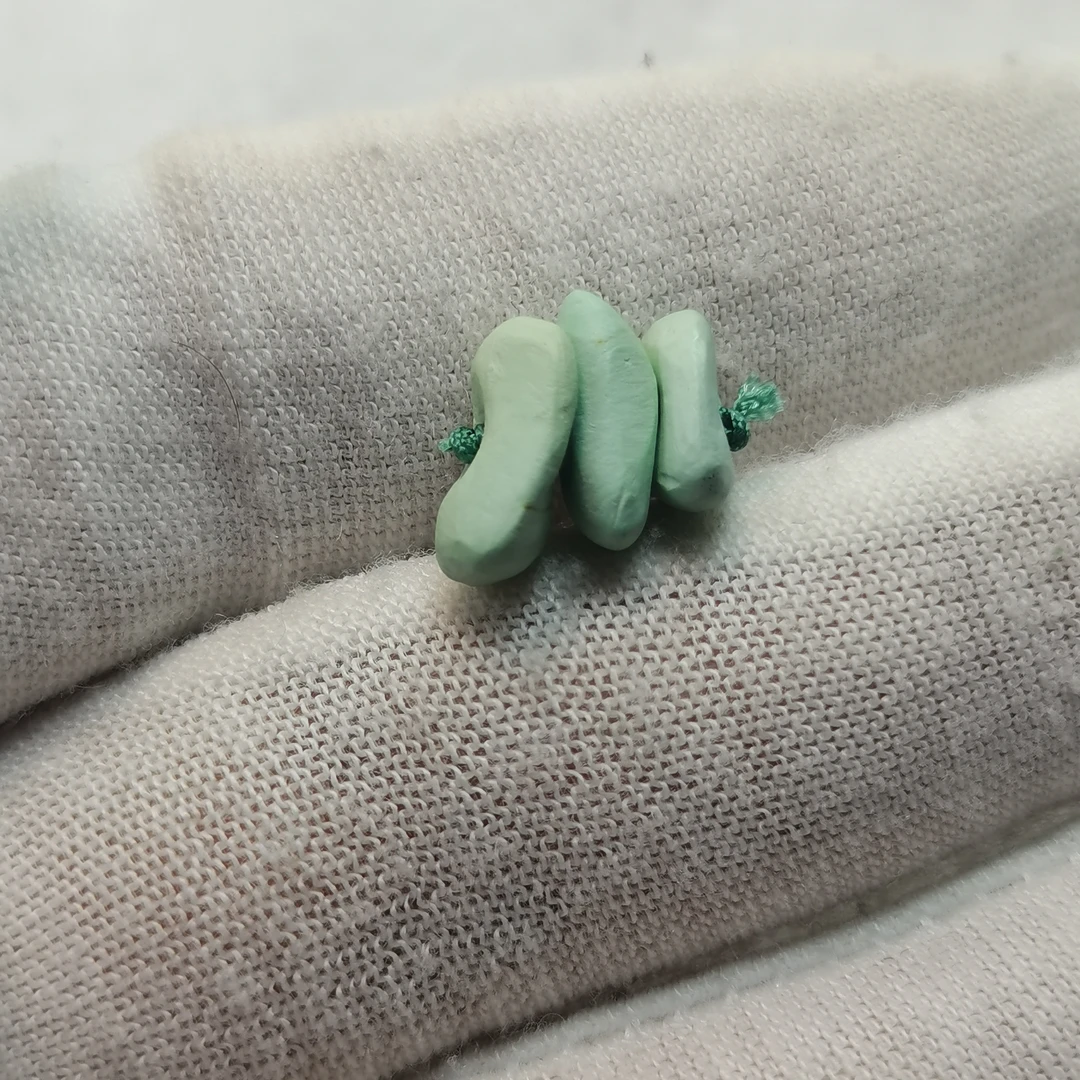 湖北原矿绿松石丝绒藏扣，尺寸8.3～10.2左右，总克重1.08左右