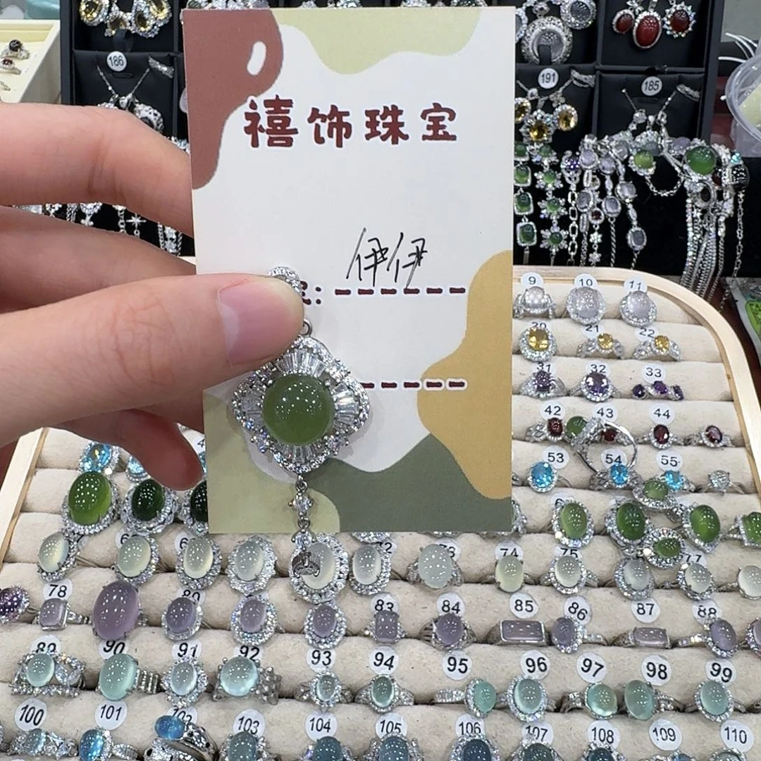 伊***伊蛇纹石玉银S925镶嵌颈饰吊坠