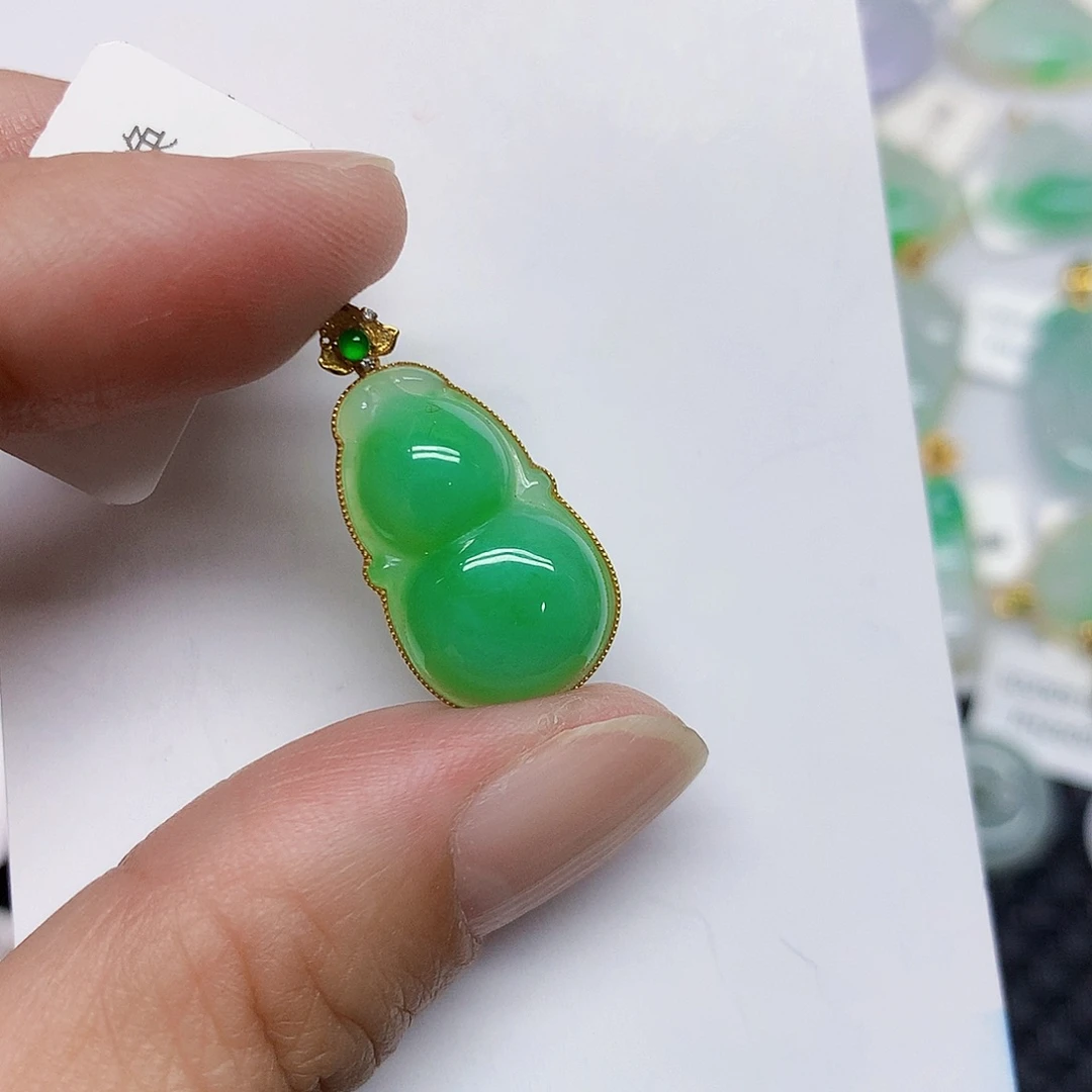 颈饰18K金镶嵌翡翠葫芦