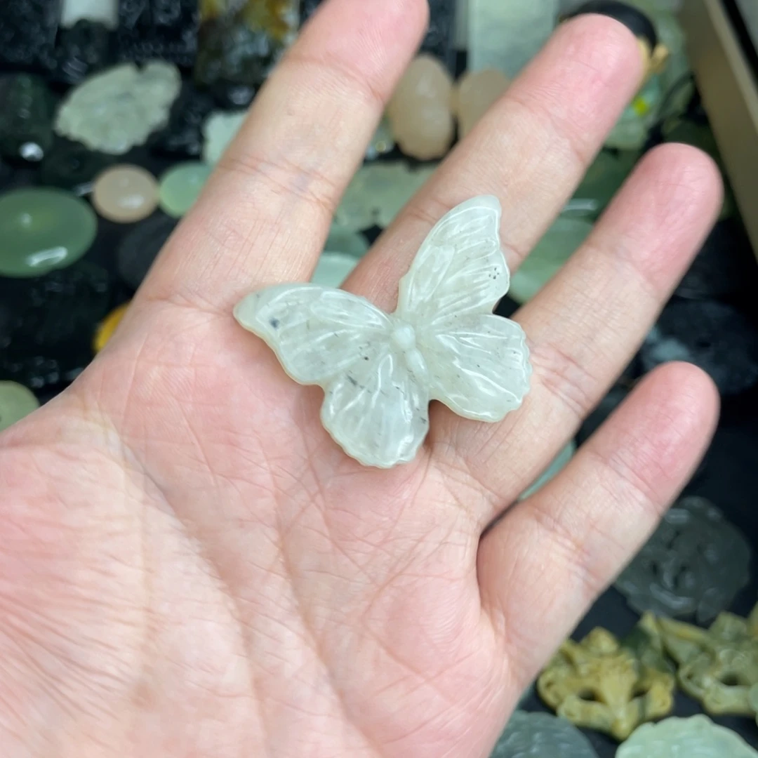 岫玉未镶嵌颈饰蝴蝶