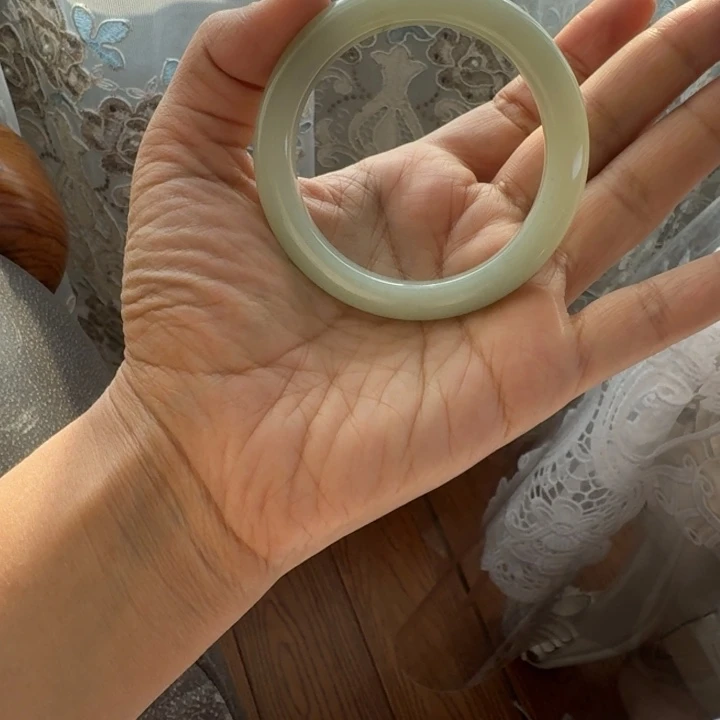 淡***笑和田玉（糖玉）未镶嵌手镯