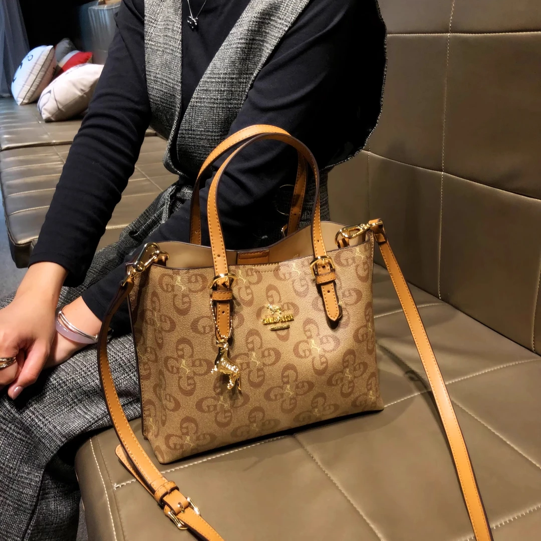 香港品牌包包女款真皮通勤大容量手提包2025新款单肩斜挎托特包潮