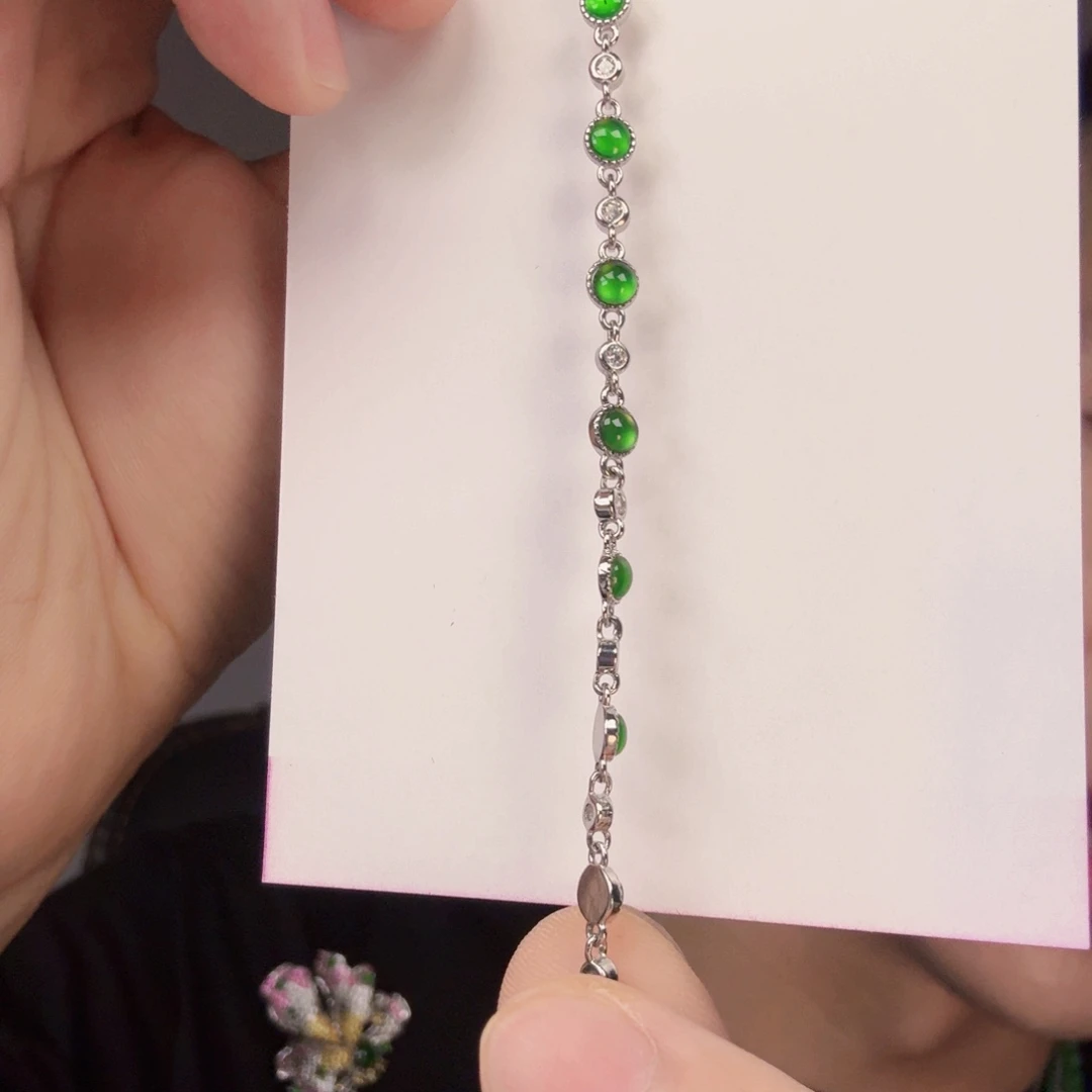 翡翠未镶嵌颈饰一件