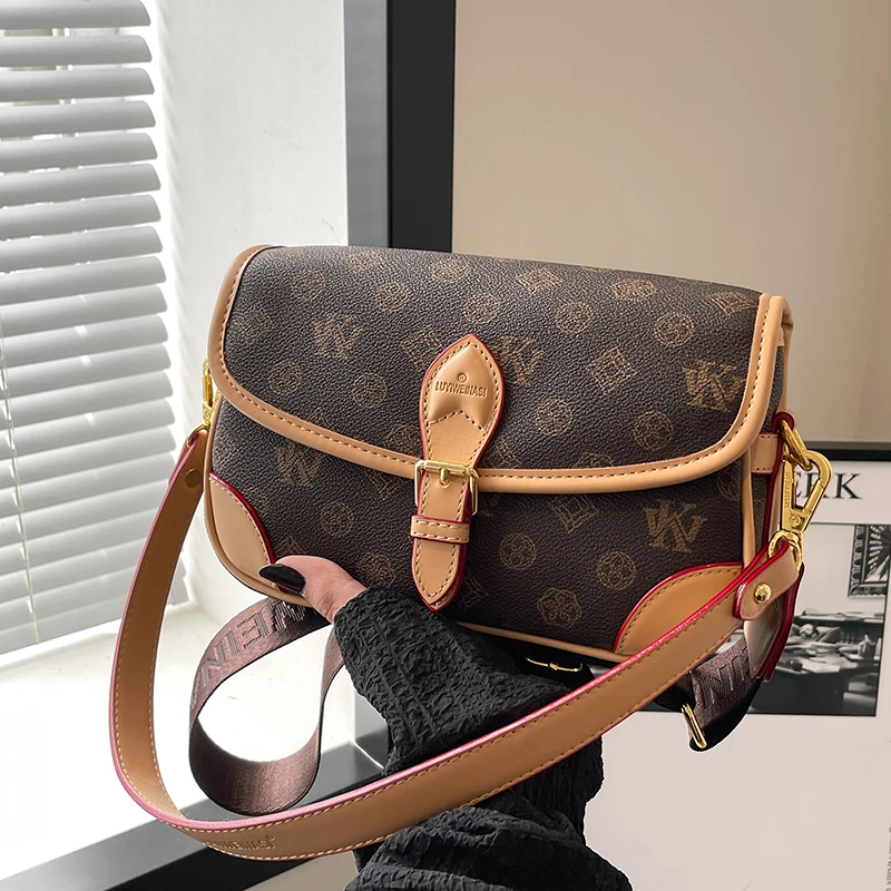 简约女包复古邮差包2025新款复古风单肩腋下斜挎包斜跨字母气质