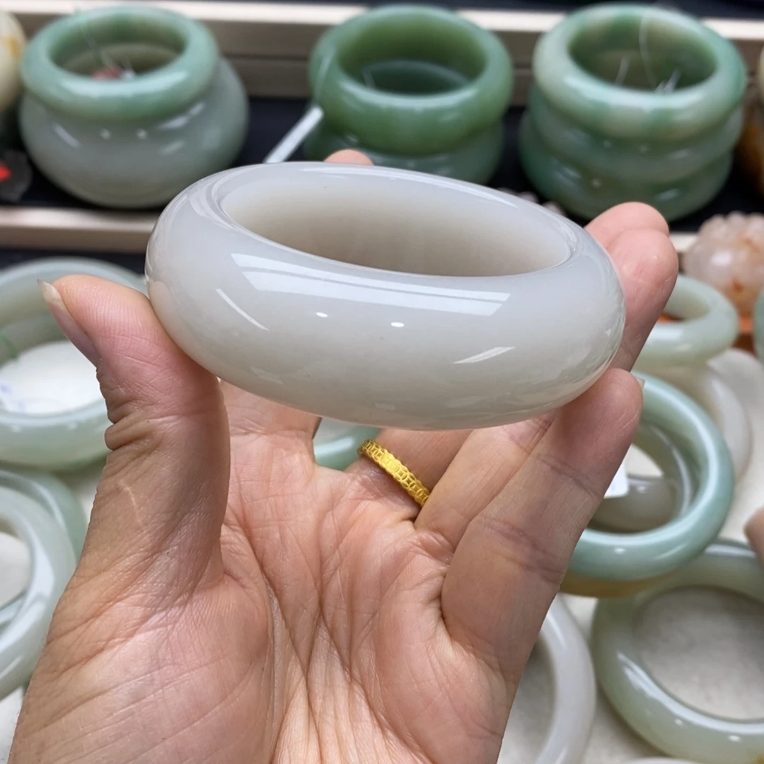 未镶嵌手镯石英质玉