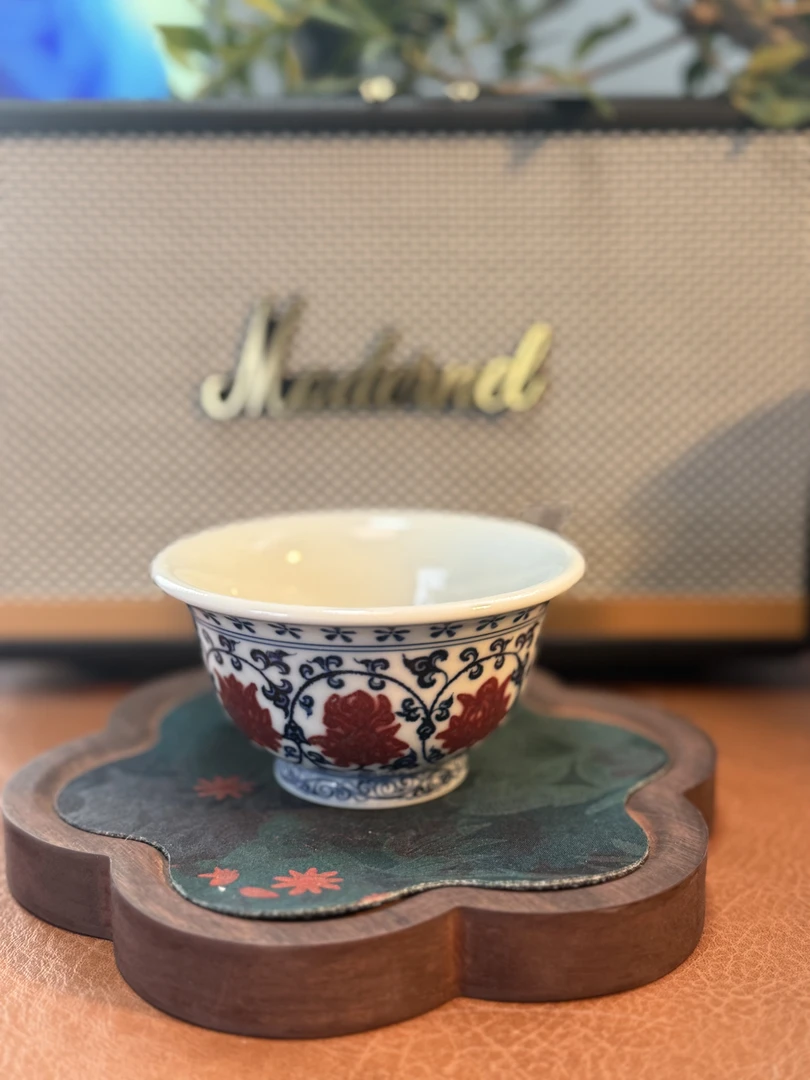 A129景德镇手绘青花釉里红缠枝莲压手杯  80ml
