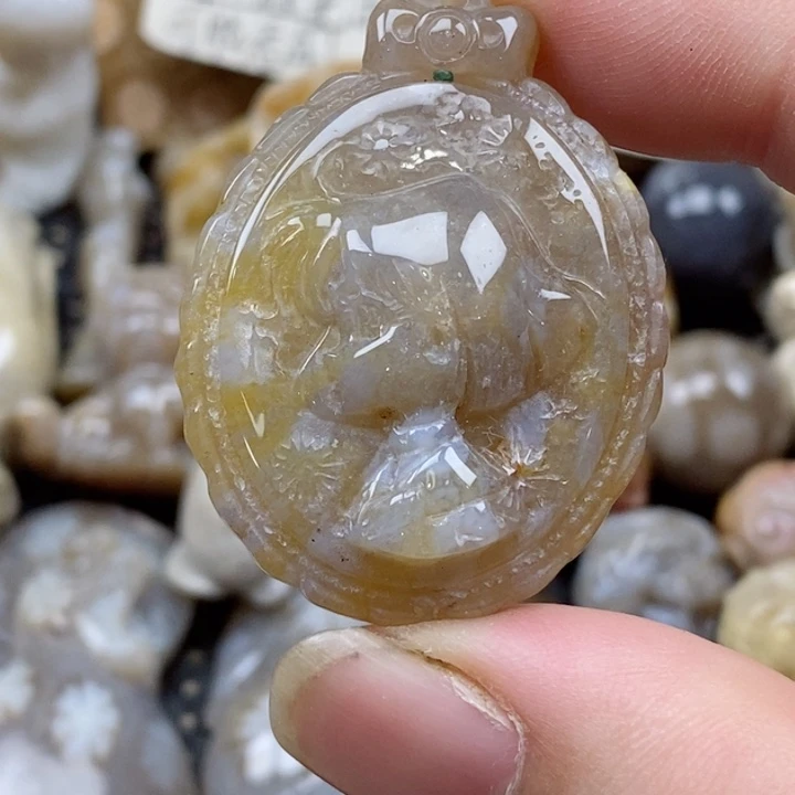 颈饰未镶嵌硅化珊瑚（珊瑚玉）