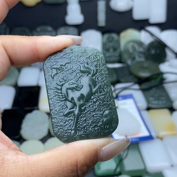 少***数和田玉未镶嵌颈饰