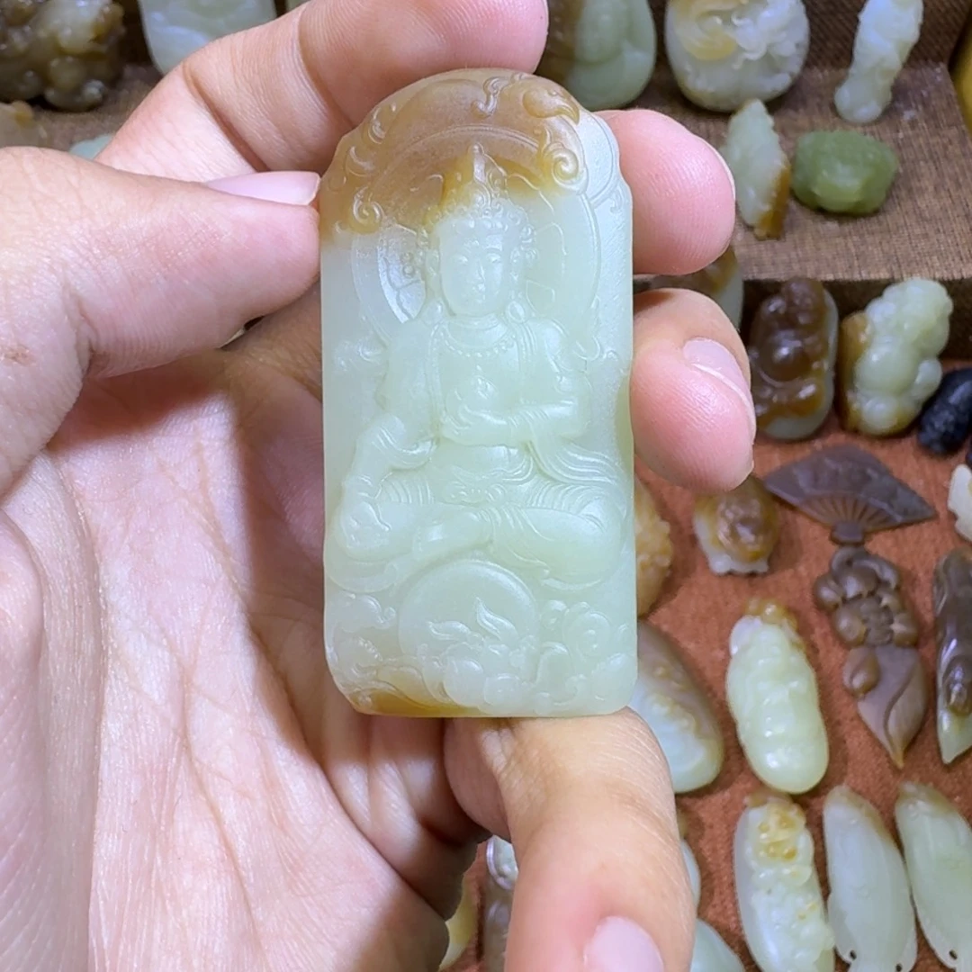 雷****和田玉未镶嵌颈饰