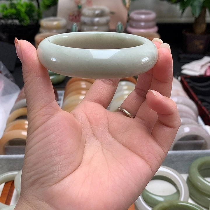 小***树石英质玉（佘太翠）未镶嵌玉