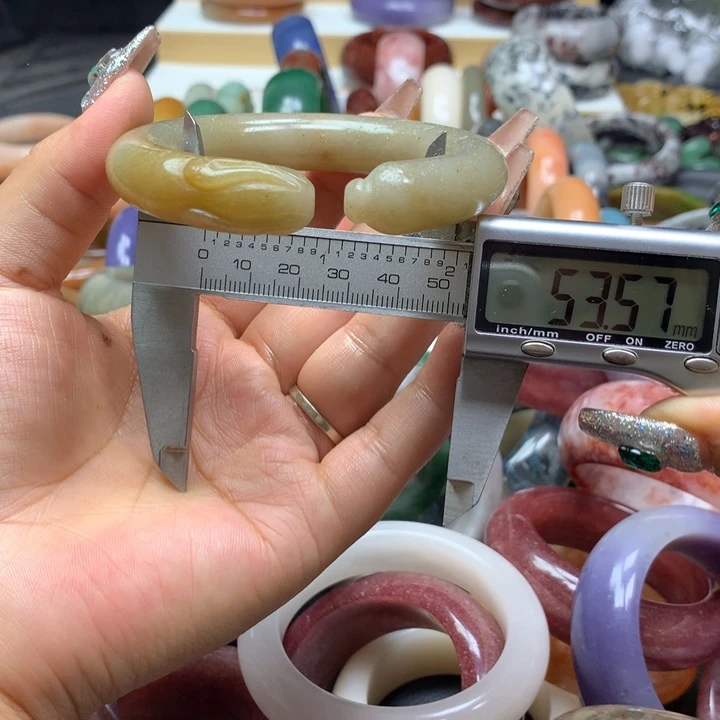 未镶嵌手镯石英质玉