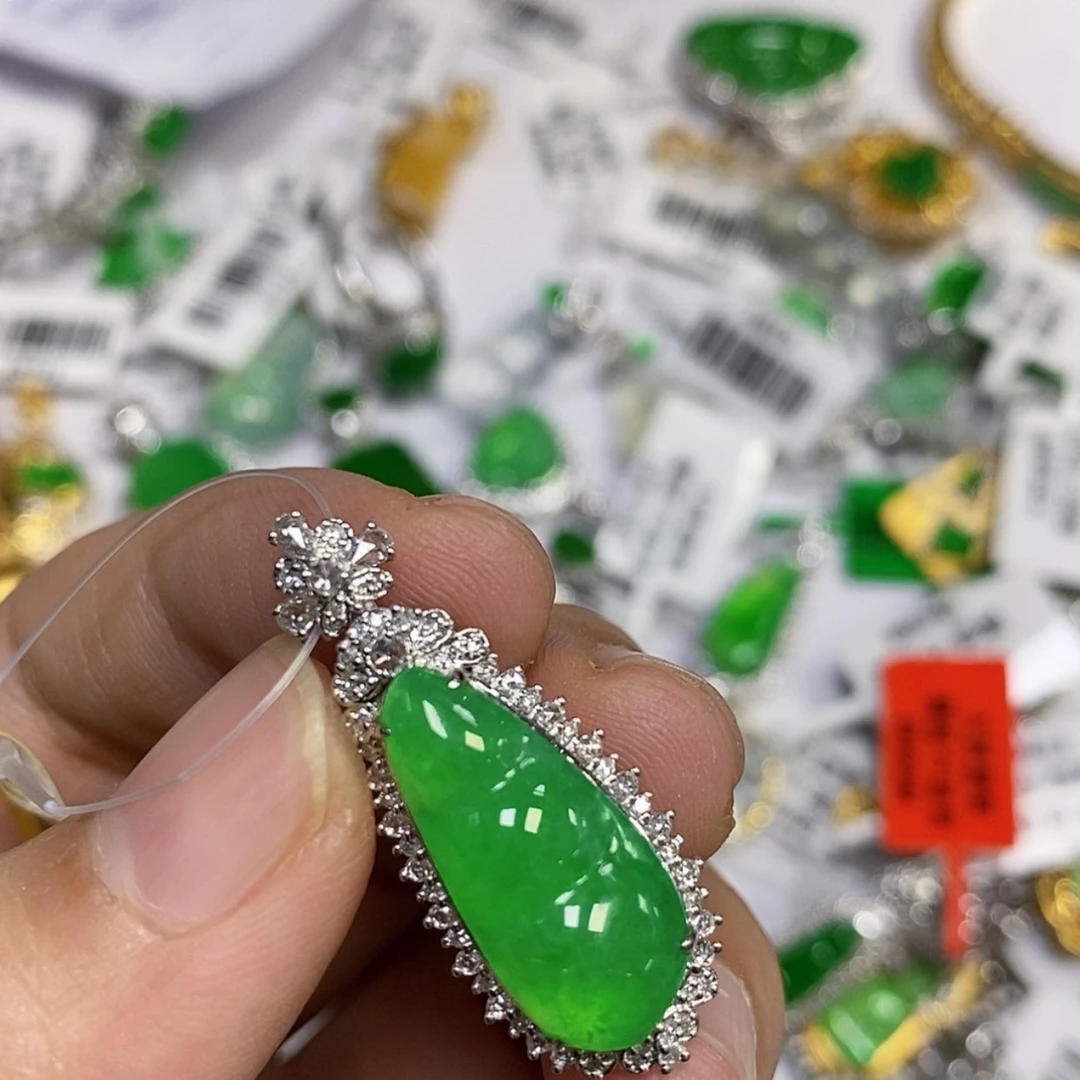 【闪购商品】颈饰18K金镶嵌翡翠乔*吊坠