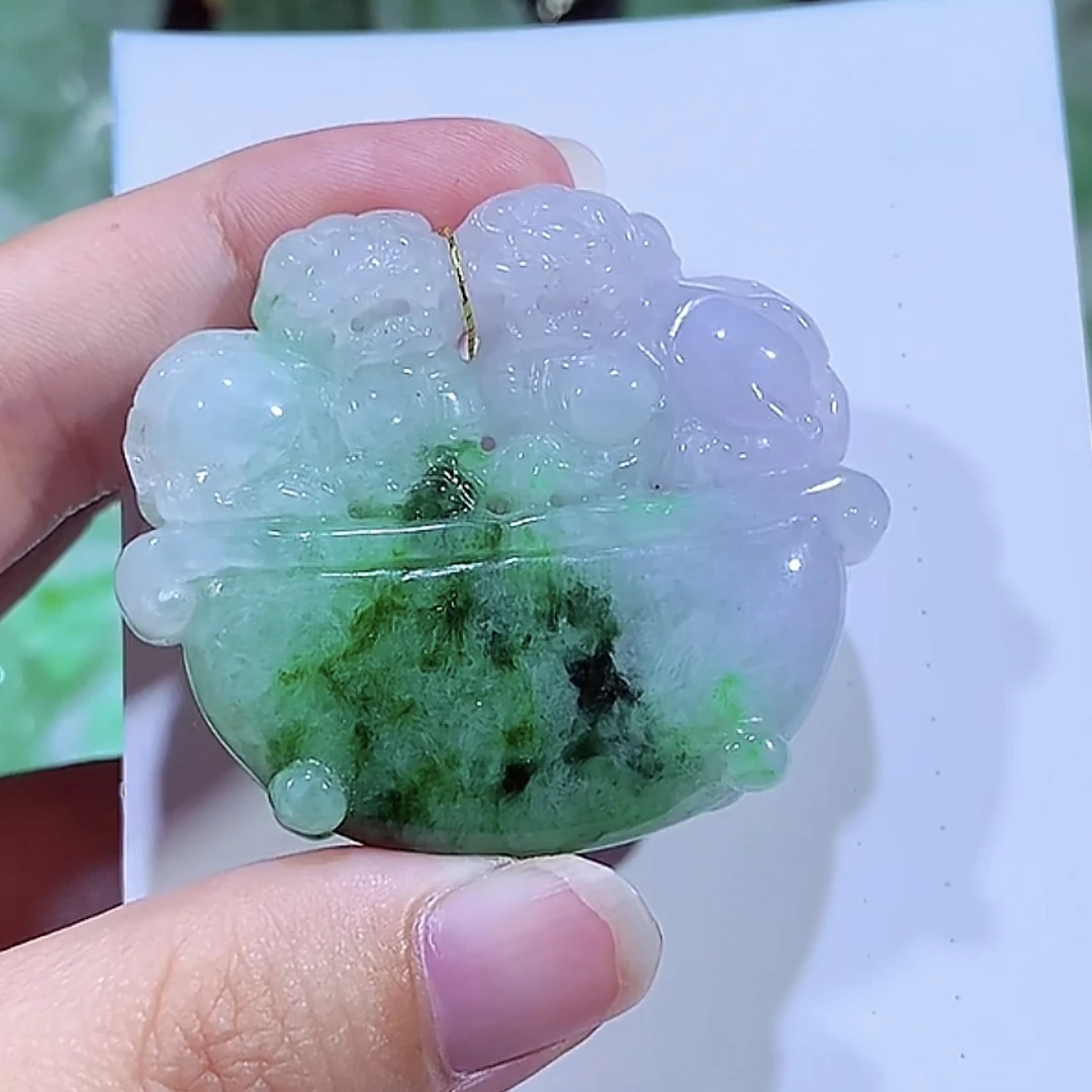缅甸天然翡翠A货飘绿特色狮子吊坠