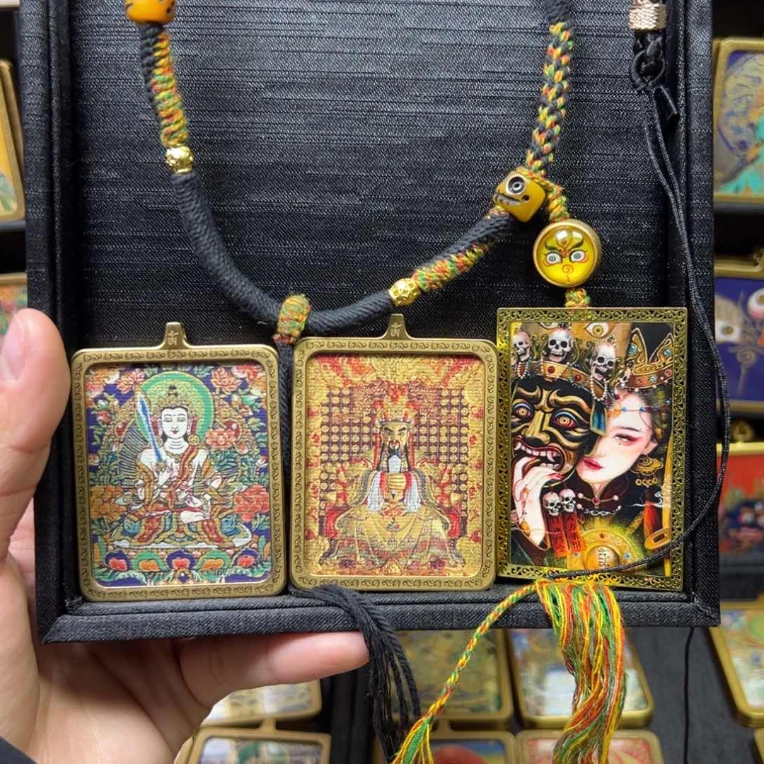 吊坠创***车美丽的小镇上