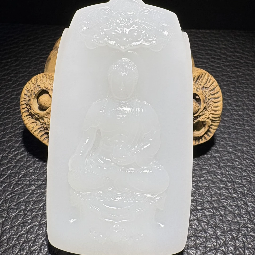 新疆和田玉大日如来牌子，玉种油润，白细一级，牌型大气