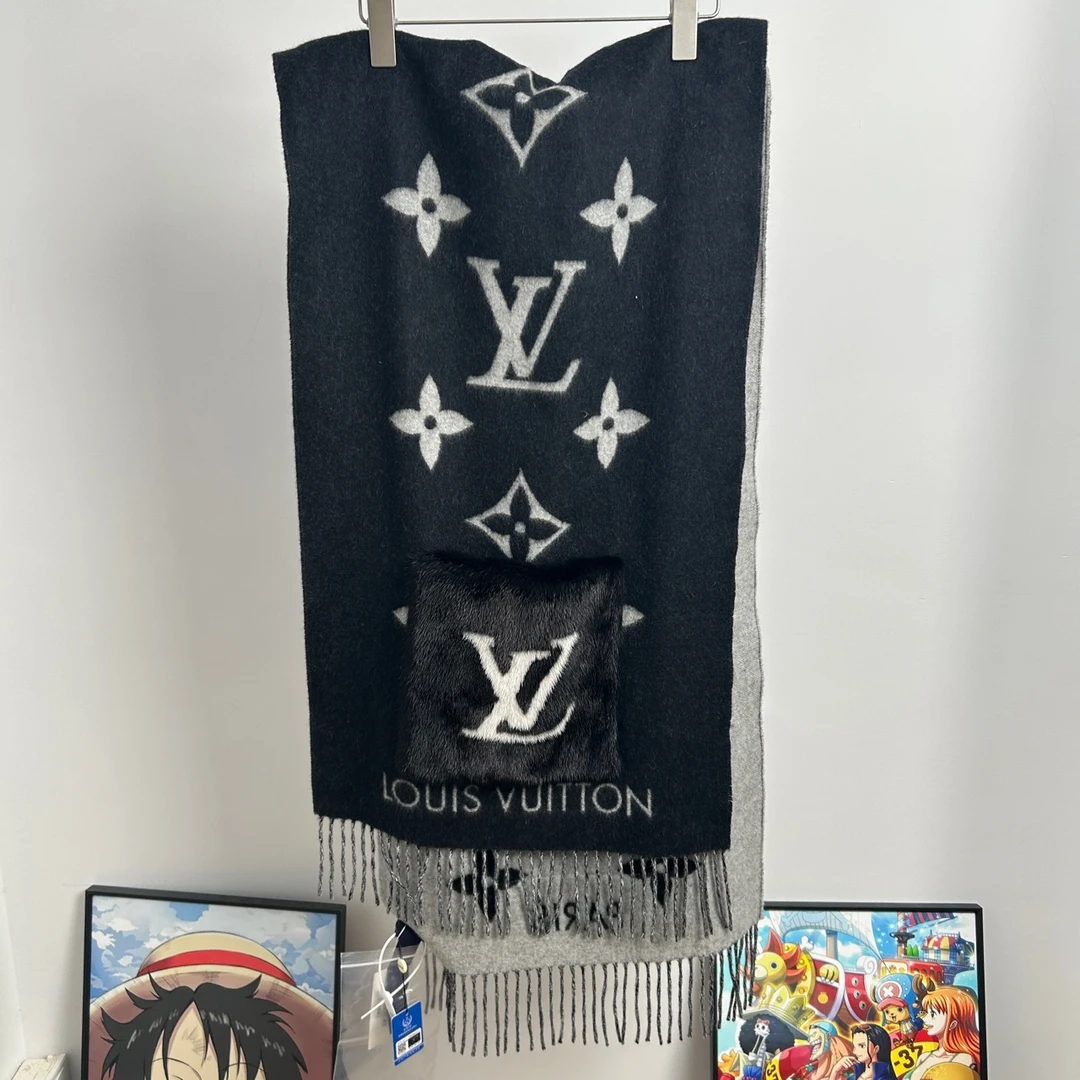 99新 LouisVuitton/路易威登 黑色满印双拼口袋围巾 GM002521