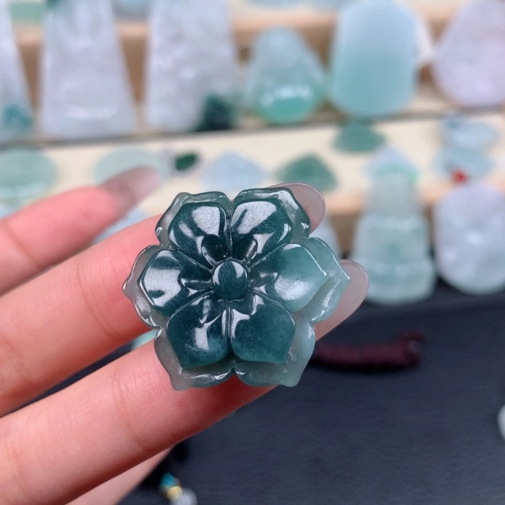 翡翠未镶嵌颈饰荷花吊坠