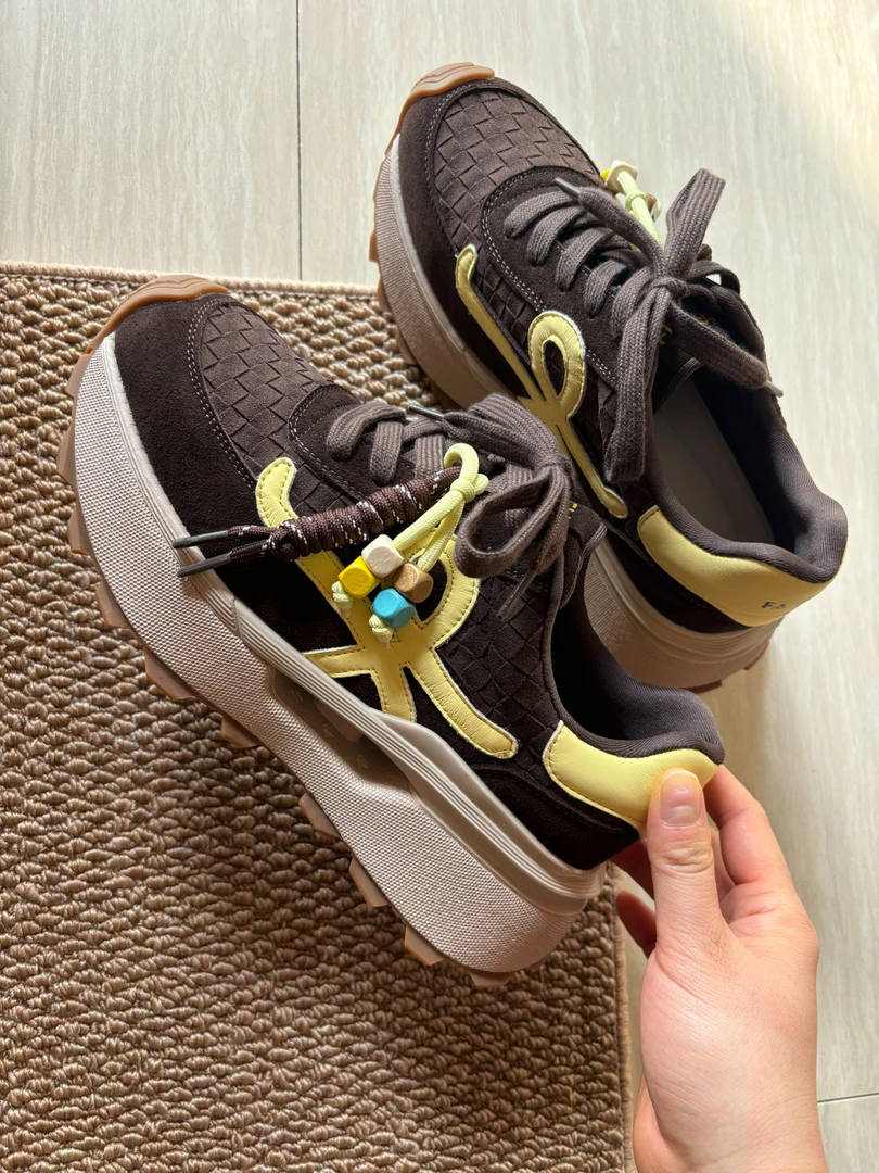 阿甘鞋女今年流行爆款运动鞋2025秋冬新款小个子增高显脚小休闲鞋