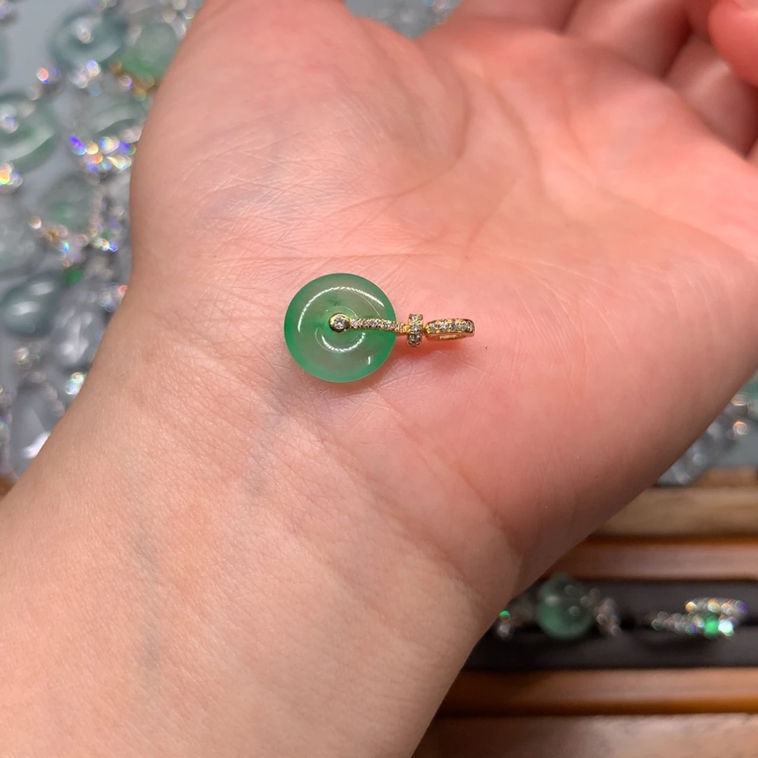 翡翠18K金镶嵌颈饰吊坠