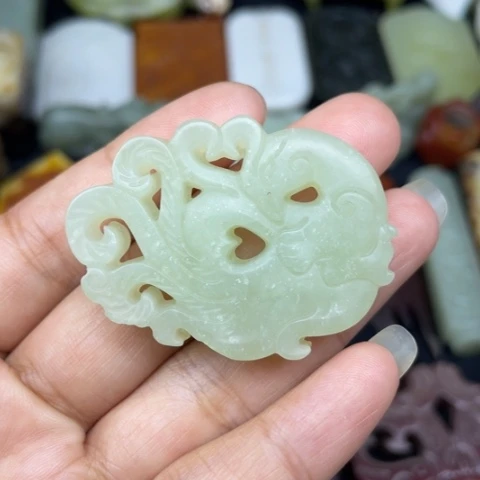 蛇纹石玉未镶嵌颈饰2