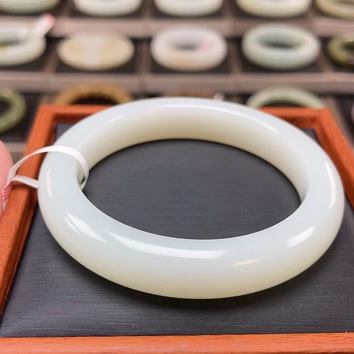 和田玉未镶嵌手镯羊脂级别