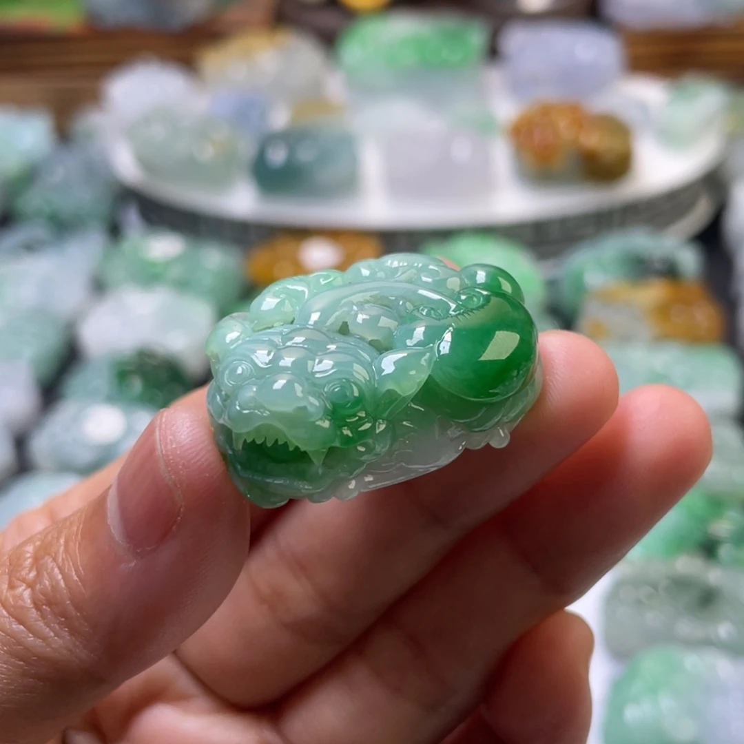 冬***阳翡翠未镶嵌颈饰貔貅