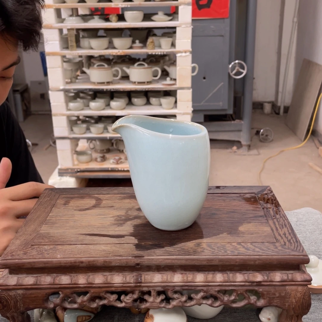 瓷片天青釉企鹅公道杯