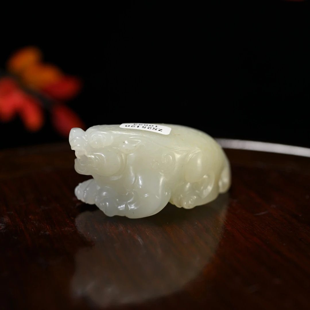 lot8823 2512040102和田玉瑞兽摆件【籽】/保利